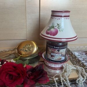 VTG Cottage Core/ Farmhouse Yankee Candle Spiced Apple candle w/ shade & Tray
